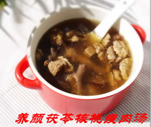 養(yǎng)顏茯苓核桃瘦肉湯 